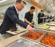 [포토] '천원의 아침밥' 참여하는 박서홍 농업경제대표