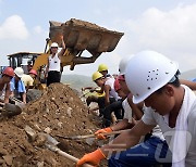 수해 복구에 동원된 北청년건설자들…살림집 건설 전격 '진입'