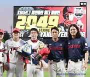 [포토] '역대 최다 탈삼진' 동료들 축하 받는 양현종