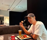 [SC이슈] 김지석, ♥이주명과 뷔페 데이트 즐겼나…여유로운 먹방