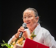 [김한수의 오마이갓]독신인 김혜심 교무의 '손주 자랑'