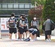 “당장 수행평가 4개인데”…개학 맞은 학교, 코로나 어쩌나 