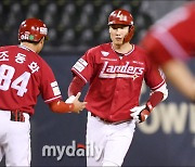 [MD포토] 오태곤, '늠름한 홈런타자의 발걸음'