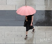 비내리는 아침, 분주한 발걸음