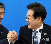 조국 손 맞잡은 이재명 "우리는 동지" [뉴시스Pic]