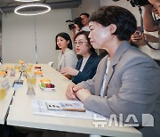 위기임산부 통합지원센터 관계자들과 간담회하는 오세훈 시장