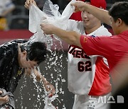 대기록 달성 양현종 격한 축하