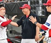 이범호 감독, 양현종 KBO 통산 최다탈삼진 신기록(2049개) 달성 축하해 [사진]