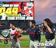 KBO 통산 최다탈삼진 신기록(2049개) 달성 축하받는 양현종 [사진]