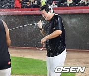 축하 물세례 받는 양현종, KBO 통산 최다탈삼진 신기록 달성 [사진]