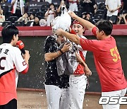 축하 물세례 받는 양현종, KBO 통산 최다탈삼진 신기록 달성 [사진]