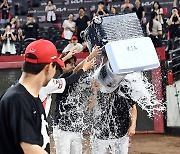 축하 물세례 받는 양현종, KBO 통산 최다탈삼진 신기록 달성 [사진]