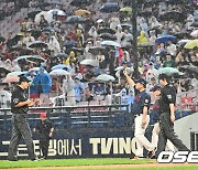 "중단하자", "계속하자" 5-4 미묘했던 오락가락 소나기, 명장과 꽃감독 울그락불그락 신경전  [오!쎈 광주]