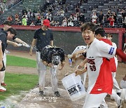 “형, 안경 벗어요”···롯데 꺾은 KIA와 통산 최다 탈삼진 1인자 된 대투수의 물벼락 파티[스경x현장]