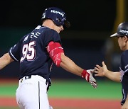 '2승 11패' 천적 잡은 두산, 김택연이 끝냈다→'KBO 고졸루키 최다 세이브 타이' [포항 현장리뷰]