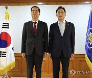 차관 임명장 수여하는 한덕수 총리