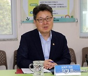 늘봄학교 현장 간담회 하는 오석환 교육부 차관