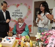 애국지사 생일 축하하는 한덕수 총리