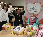 애국지사 생일 축하하는 한덕수 총리