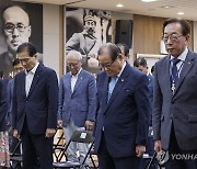 순국 선열을 위한 묵념하는 이종찬 광복회장