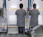 정부, '의대졸업 직후 개원' 막는 진료면허 검토