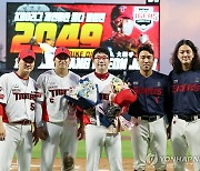 축하받는 양현종, KBO 역대 최다 2049 탈삼진 기록 달성