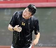 대기록 세운 양현종, 축하 세리머니에 곤혹