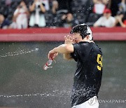 축하 세리머니 받는 양현종