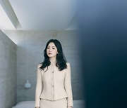 송혜교, '161cm 45kg'이라더니…비현실적 비율로 여신미 과시 [화보]