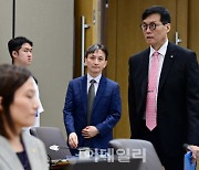 [포토] 금융통화위원회 참석하는 이창용 총재