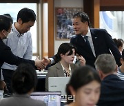 [포토] 외신기자들과 인사하는 김영호 통일부장관