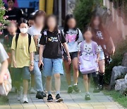 [르포]"감기 기운 있어 마스크 쓰고 등교"…코로나 유행 속 개학한 학교 풍경