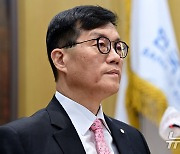 기준금리 결정 앞둔 이창용 한국은행 총재