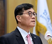 금통위 주재하는 이창용 총재