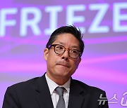 취재진 질문 경청하는 패트릭 리 프리즈 서울 디렉터