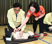 심폐소생술 배우는 우원식 국회의장