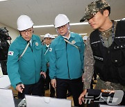 안전교육장 둘러보는 김병환 금융위원장과 방기선 국무조정실장