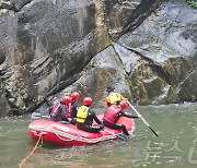 철원 삼부연폭포서 안전펜스 넘어간 50대 남성 물에 빠져 숨져