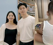 김무열♥윤승아, 결혼 8년만에 얻은 子 '귀여운 뒤통수' 공개