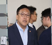 [포토] 간담회 참석하는 김병환 위원장