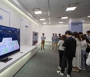 스마트폰으로 가능한 홈 허브, 429만원 ‘삼성 AI TV’ 로 굳이?