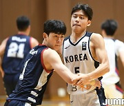 [KCC 비시즌 연습경기] U18 대표팀 이병엽을 타이트하게 수비하는 KCC 이호현