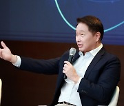 SK chief embraces AI for future growth at Icheon Forum