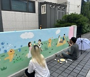 스마트폰 배우고 벽화 그리며 세대 갈등 해소… 동대문구, 고려대와 함께 ‘따뜻한 마을’ 프로젝트