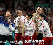 파리 시상식서 신유빈과 갤럭시로 ‘셀카’ 찍은 북한 선수들, ‘사상 검열’에 처벌까지 받나