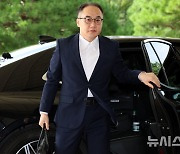 출근하는 이원석 검찰총장