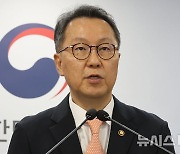 복지차관 "코로나 유행 시 추석 연휴 당직 병의원 확대 운영"