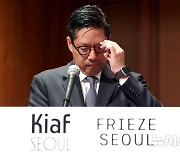 프리즈 서울 기자간담회 하는 패트릭 리 디렉터