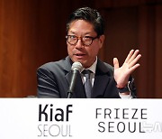 프리즈 서울 기자간담회 하는 패트릭 리 디렉터