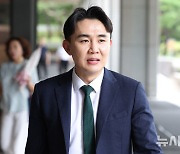 검찰 출석하는 티메프 사태 피해 판매자 법률대리인